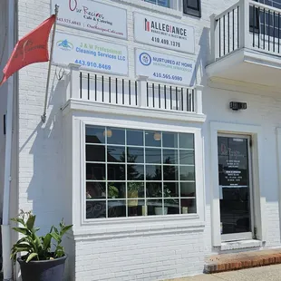 8'11'2023 This OPEN sign in the window makes me happy !!