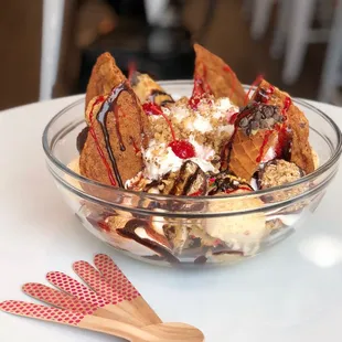 a bowl of ice cream sundae