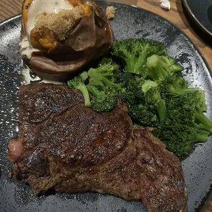 Ribeye with sweet potato and broccoli