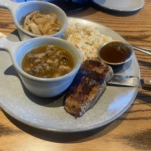 6 oz. med steak w/onions and mushrooms, and A1. The side was seasoned rice. All good! Special mention for the seasoned rice...wow!