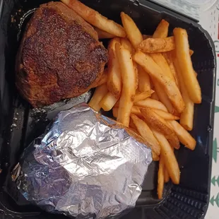 Filet mignon with fries and broccoli