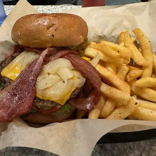 Outcast Cheeseburger + bacon