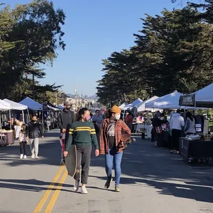 Community meeting up spot at the best farmers market in SF
