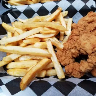 3 piece chicken strips with fries