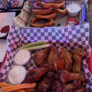 Sweet and spicy wings and bbq wings: onion rings