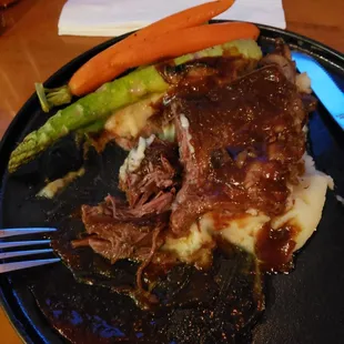 Braised short ribs, mashed potatoes and veggies