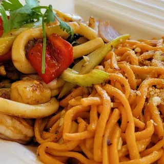 43. garlic noodles with seafood