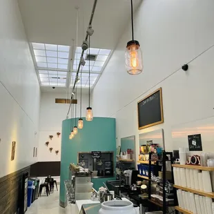 Nice high Ceilings with skylight :)