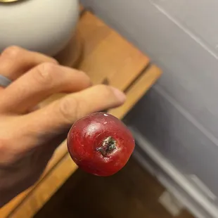 a hand holding an apple