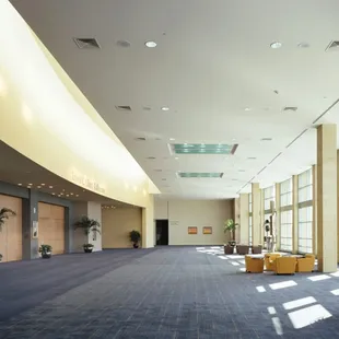 With floor-to-ceiling windows and a spacious footprint, our pre-function areas are perfect for a cocktail hour or registration.