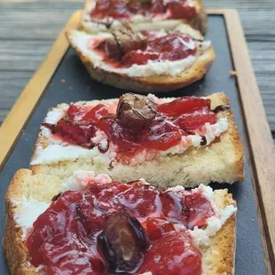 Goat cheese crustini