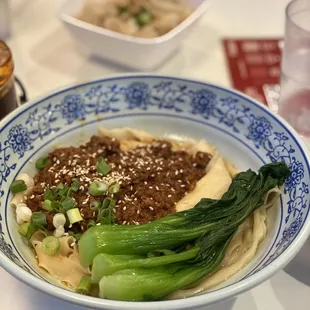 Spicy ground pork dry noodles (comes with a small bowl of broth)