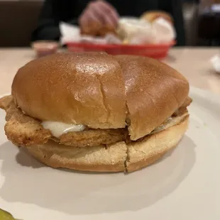 a chicken sandwich on a plate