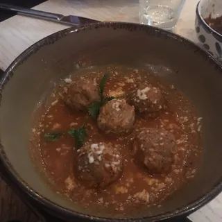 Albondigas Enchipotladas con Queso Doble Crema