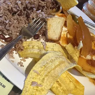 Gallo Pinto Con Huevos Revueltos
