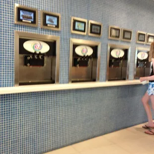 No signage indicating middle lever is TWIST. Saw many people get confused. Also, NO INGREDIENT LIST on Screen?????