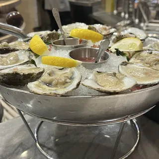 Chef's Featured Oysters - 12 Oysters