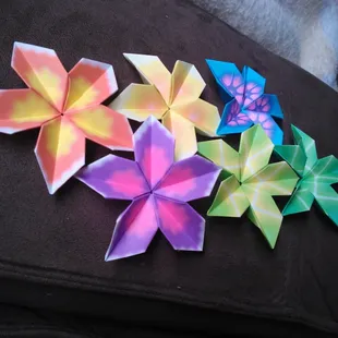 Made these origami flowers with the origami folding paper that I bought here. Kekeke.