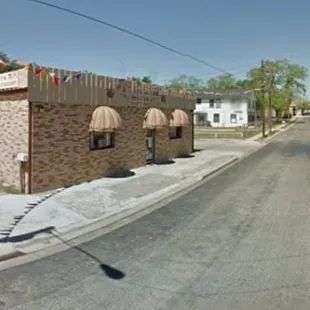 P&amp;T&apos;s is just a stones throw from the historic Wilson County Courthouse in Downtown Floresville, TX.