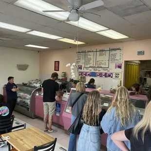 Long line on a Sunday morning but the bagels are very fresh.  Some seating inside.