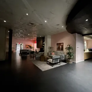 Just behind me is the line hotel desk - the elevator straight to P6 (not air conditioned) is in that far corner with the red sign (P6)