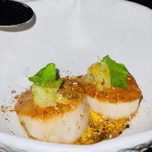 Scallops + green apple miso + Za&apos;atar