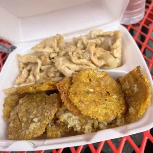 Plantains with garlic and chicken with garlic sauce