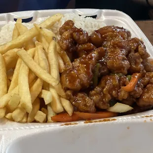 Combination Pollo Enchilado con arroz blanco, Chicken w hot chili sause