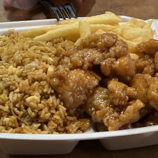 pollo agridulce con arroz chino / sweet and sour chicken with Chinese rice.