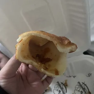 Ordenamos tres empanadas y la de chicharrón estaba vacía.