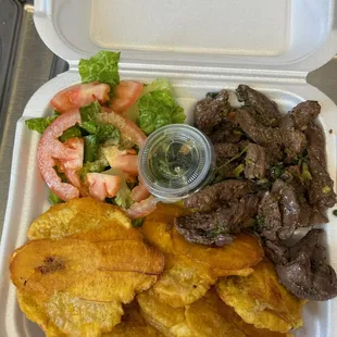 Churrasco con tostones(skirt steak with green plantain)