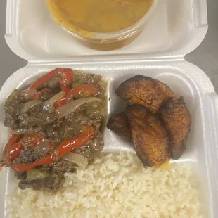 Arroz blanco habichuela maduros y bistec encebollado(white rice pinto beans sweet plantain and steak and onions)