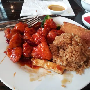 General Tso's Chicken Lunch: chicken good, fried rice bland and broccoli cold