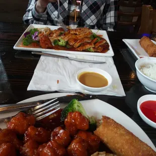 Chicken Teriyaki and General Tso's Chicken ruined when we spotted 2 live roaches under next table