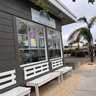 Love these benches to enjoy your sweet treat!