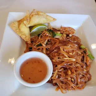 Shrimp pad thai