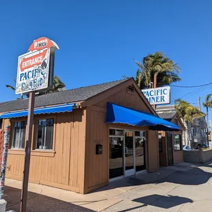 the outside of the restaurant