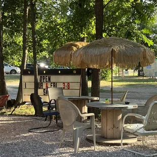 Outdoor seating &amp; hours of operation