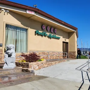 ramen and noodles, outside