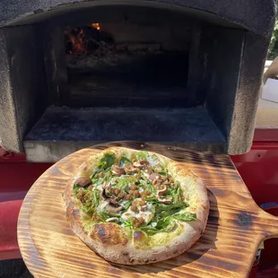 Pizza al pesto, salsiccia, e funghi