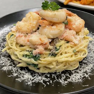 Garlic noodle with shrimp and crab meat