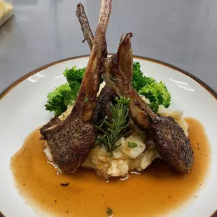 Lamb racks with mashed potatoes, and steamed broccoli