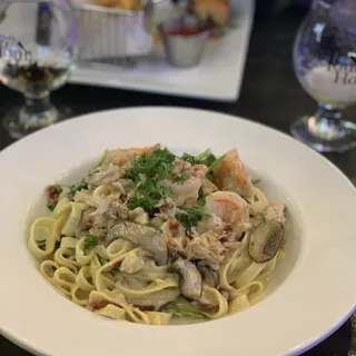 Garlic Noodle with Shrimp and Crab Meat