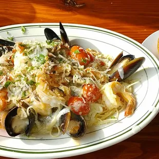 Excellent seafood pasta. I had 6 raw oysters and a very good ice tea. Lots of shrimp, mussels, and crab I think, in a super buttery sauce.