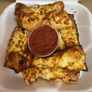 Cheesy garlic bread with Marinara