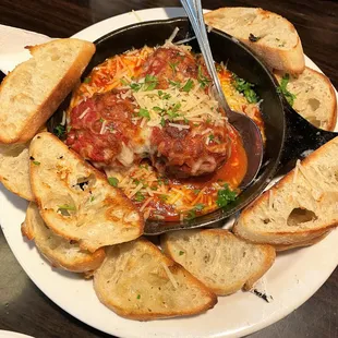 Appetizer of meatballs and toastlets.  Delicioso.