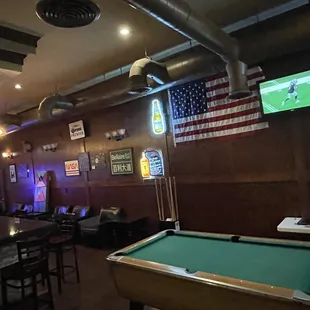 Bar, pool tables, game tvs