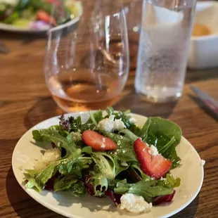 Rosè from Uruguay with a nice light salad (with goat cheese and strawberry).