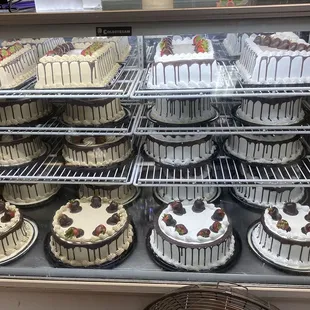 Different cakes. Ready to be personalized.