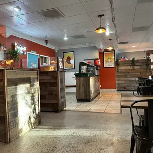 Wonderful, clean, spacious place with self service salsa bar and fountain drink dispenser.